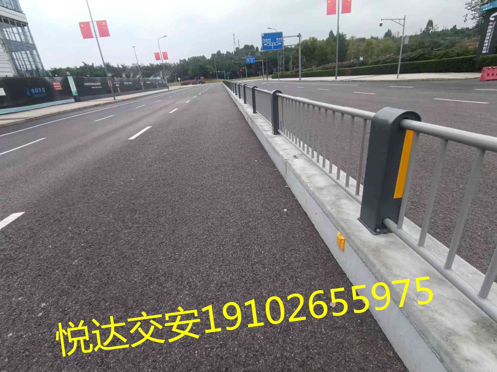 华阳会展中心道路安装四代中央护栏